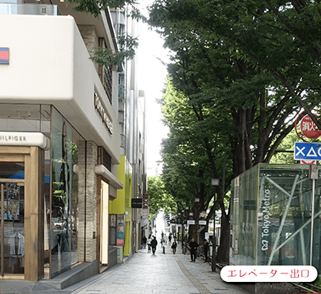 明治神宮前駅を出て表参道方面へ進む地点