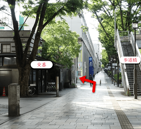 交番と表参道ヒルズの間の道