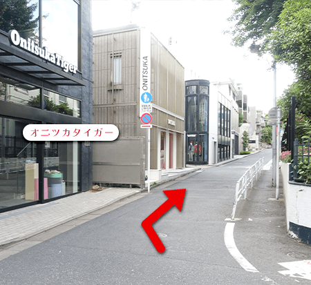 左に曲がる